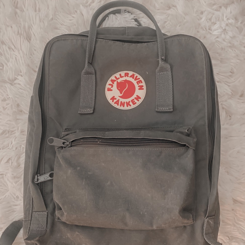 Grey Fjallraven Kånken Backpack (full size)